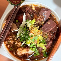 ขนมจีนน้ำเงี้ยว ‘อุ๊ยแม่เมือง’