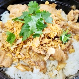 เนื้อกระเทียมราดข้าว