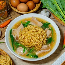 ราดหน้าหมูหมัก หมี่กรอบ