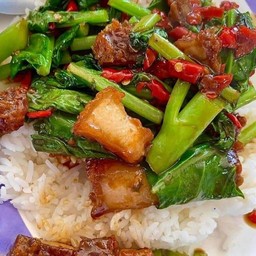 ข้าวคะน้าหมูกรอบ