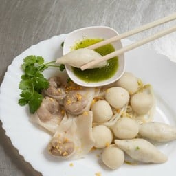 ร้านกวงลูกชิ้นปลา หน้าโรงเรียนเมืองสุราษฎร์ธานี