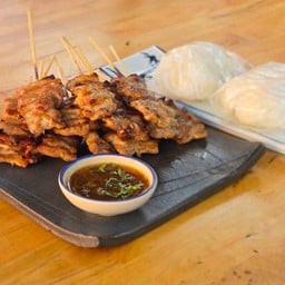 หมูปิ้ง 10 ไม้ ข้าวเหนียว 2 ห่อ ซอสมะขาม