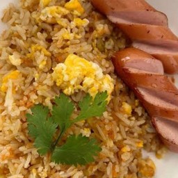 ข้าวผัดไข่โรยผักชี&ไส้กรอกทอด2ชิ้น