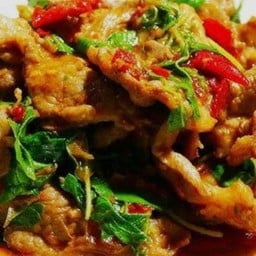 ข้าวกะเพราหมูชิ้น