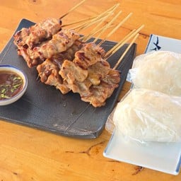 หมูปิ้ง 15 ไม้ ข้าวเหนียว 2 ห่อ ซอสมะขาม