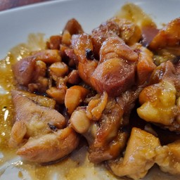 สะโพกกับน่องไก่รวนเค็มกับข้าว