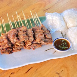 หมูปิ้ง 20 ไม้ ข้าวเหนียว 3 ห่อ ซอสมะขาม