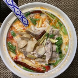 ต้มข่าไก่/Chicken with Thai herbs in coconut soup