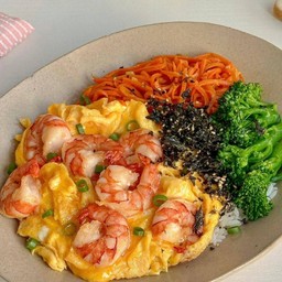 ข้าวหน้าไข่ข้นกุ้ง ท๊อปปิ้งด้วย กิมจิ สาหร่าย และผัก