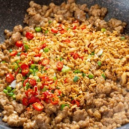 ข้าวหมูสับคั่วพริกเกลือ
