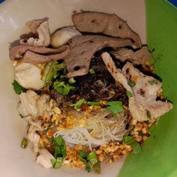 เส้นหมี่ขาวแห้งยำหมู