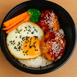 ข้าวแฮมเบิร์กหมูสไตล์ญี่ปุ่น