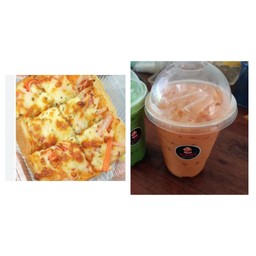 ขนมปังพิซ่าปูอัดและชาไทย