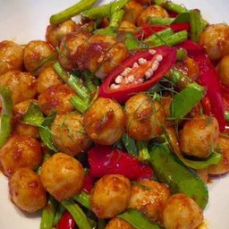 ผัดเผ็ดลูกชิ้นเนื้อ (ราดข้าว)