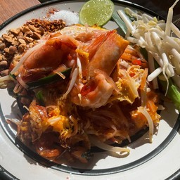 ผัดไทยกุ้งสดสีชมพูสูตรโบราณ
