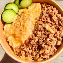 ข้าวหมูสับกระเทียมไข่ข้น