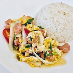 ข้าวราดแหนมผัดไข่