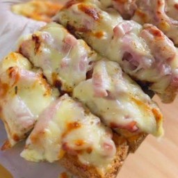 พิซ่าขนมปังหน้าแฮมชีส