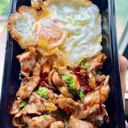 กระเพราเนื้อชิ้น/ไข่ดาว