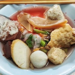 ก๋วยเตี๋ยวต้มยำน้ำข้นลูกชิ้นแคะ