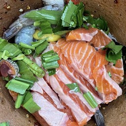 ตำเหลาแซลมอนกุ้งสดหอยแครง