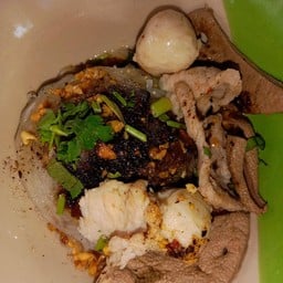 เส้นเล็กแห้งยำหมู