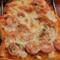 พิซ่าขนมปังไส้กรอกชีส