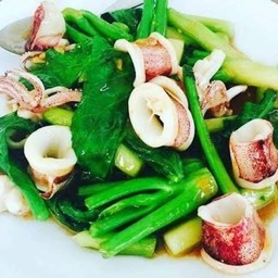 ข้าวคะน้าปลาหมึก