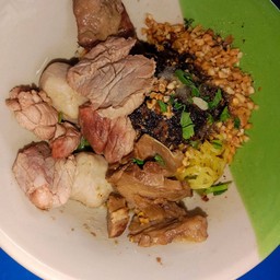 เส้นบะหมี่เหลืองแห้งยำเนื้อ