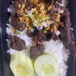 ข้าวเนื้อทอดกระทียม