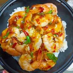 กระเพรากุ้ง ราดข้าว