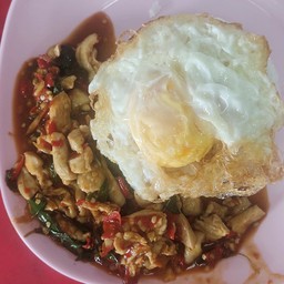 กระเพราไก่ไข่ดาว