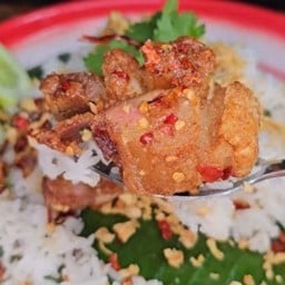 ข้าว หมูกรอบ คั่วพริกเกลือ
