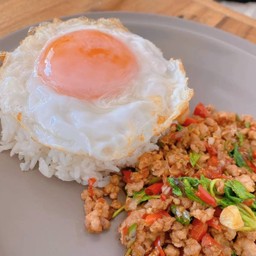 ผัดกะเพราราดข้าว