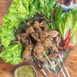กบย่างสมุนไพรจีน(麻辣田鸡烧烤）