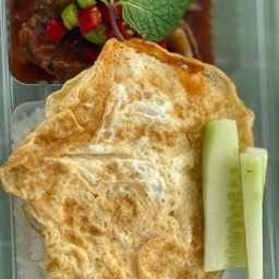 ข้าวยำปลากระป๋อง ไข่เจียว