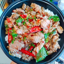 กระเพราไก่ ราดข้าว