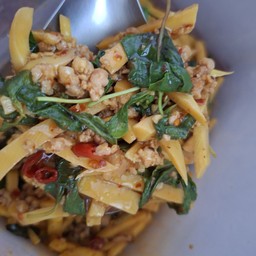 กระเพราหมูสับใส่หน่อไม้พริกแห้งเผ็ดซี๊ด