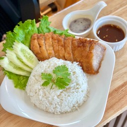 ข้าวราดหมูสามชั้นทอดน้ำปลา