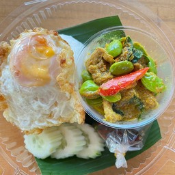 ผัดเผ็ดหมูสะตอ/ไข่ดาว ราดข้าว