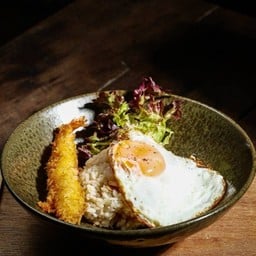 ข้าวผัดกระเทียมกุ้งทอดไข่ดาว