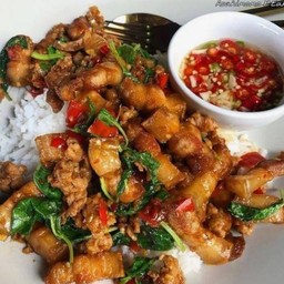 ข้าวกระเพราหมูสามชั้น