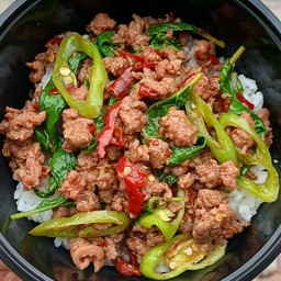 ผัดกะเพราพริกแห้งเนื้อสับราดข้าว