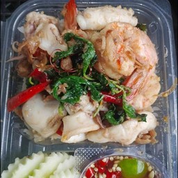 กะเพราปลาหมึก+กุ้งราดข้าว