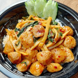 ข้าวกะเพราลูกชิ้นเนื้อหน่อไม้