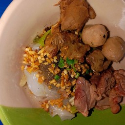 เส้นไหญ่แห้งยำเนื้อ