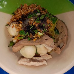 เส้นบะหมี่เหลืองแห้งยำหมู