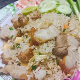 ข้าวผัดหมูกรอบ