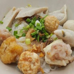 ก๋วยเตี๋ยวแห้งลูกชิ้นแคะ