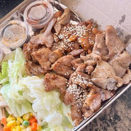 ย่างให้ XL  ( ในชุดจะมี หมูหมัก สามชั้น หมึกกรอบ ตับ )